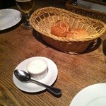 トラットリア タンタボッカ - パンと至福のバター♪