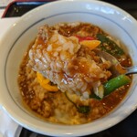 山田うどん - 挽肉とニラ、パプリカのカレー風味の餡掛けスタイル