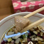 麺処もみじ - つけ汁の中のチャーシューです　結構、入ってました