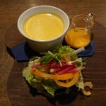 h Neu cafe - ハンバーグランチのサラダとスープ