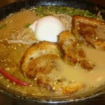 ラーメン 太郎 - 豚骨醤油炙りチャーシュー麺（1012円）