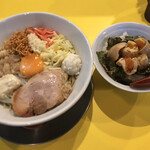 ラーメン ヒカリ - まぜそば（並）※無料トッピング全マシ＋たまごりら