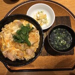新橋 鶏繁 どんぶり子 - 炭焼きもも肉 親子丼(1150円)