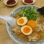 丸源ラーメン - 友人のオーダーした味玉子ラーメン(*^^*)