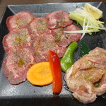 焼肉元太 - 牛タン(880円)と鶏せせり(690円)