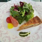 レストランいしだ - サラダとキッシュ：ポテト・玉ねぎ・ベーコン（プラチナランチコース）