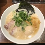 麺許皆伝 - 俺の豚骨ラーメン　740円+自家製味玉100円