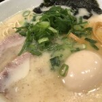 麺許皆伝 - 俺の豚骨ラーメン　アップ