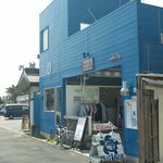 麺屋 波 - ブルーの建物の一番奥