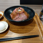 精肉店直営ローストビーフ丼 やまと - 黒毛和牛ローストビーフ丼～☆