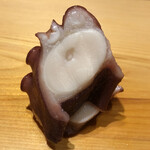 すが弥 - 明石産の真蛸。大根の香りがほのかに漂います。塩もみした後、大根で叩いているのかな？それとも大根おろしでぬめりを取っているのかな？