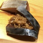 すが弥 - 山ワサビと白ネギとオカカを混ぜた薬味を挟みます。この薬味が〆た酢と鯖の脂と三位一体化