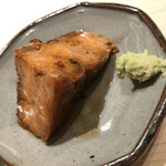 すが弥 - 鮟肝です。タッパーからその塊を取り出しただけで、周囲にたまり醤油の芳醇な香りが漂います