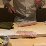 すが弥 - 鰤と誤認してしまいました。答えは一月寝かせて三日間昆布で〆たかんぱちです