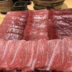 すが弥 - 大間の延縄鮪四種類。年末の29日に水揚げ。左上から血合い岸の中トロ、腹ナカの中トロ、赤身、大トロの蛇腹