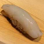 すが弥 - 墨烏賊。濃い目の赤酢シャリにジャストミート