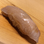 すが弥 - 間八です。ひとつき寝かせの三日昆布〆。トリミング無し。筋の脂（白線）が乳化してクリームチーズのような味わいに化学変化。ウンマイ