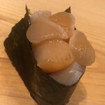 すが弥 - 小柱の軍艦。青混ぜの鉄臭い香りと青柳の潮の香りが混然一体となって小デブを攻略します