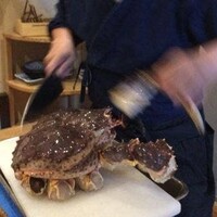 活カニの花咲 - 目の前で捌かれる蟹