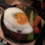 Kitchen ABOUT - ハンバーグ2ケを切り分けします。ピンボケ
