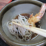 福本 - 海老天入りのつゆで蕎麦を