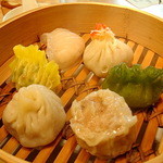 菜根譚 北海道中華 - 蒸し餃子盛り合わせ6種（880円）