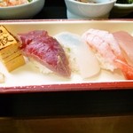 寿司割烹 魚紋 - 寿司定食「握り５貫」あっぷ図