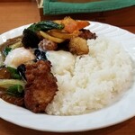 カレー屋 パクパクもりもり - 野菜唐揚げカレー　ご飯小盛(-50円)、激辛(+50円)　茄子ピーマン(250円)　温泉卵(サービス券で無料)　