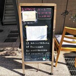 自然派中華 クイジン - 店先のランチの案内