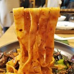 自然派中華 クイジン - 猪肉と寒葱の強火炒めと自家製干し柿ソース､生パスタの和えそば 超麻辣　麺リフト