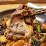 自然派中華 クイジン - 猪肉と寒葱の強火炒めと自家製干し柿ソース､生パスタの和えそば 超麻辣　猪肉リフト