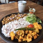 ハーフ&ハーフ(野菜／キーマ) 1100円(税込)