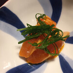 鳥田中 - 黄身和えは別添えで　濃厚な黄身の甘みが淡白なムネ肉とベストマッチ