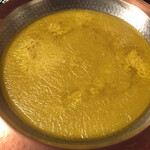 鳥田中 - 油膜が張ってる水炊きのスープです　これを温めていただきます