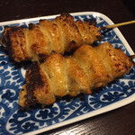 鳥田中 - 追加の皮　カリッとしたこの感触がまた酒を飲ませてしまう罪な串です