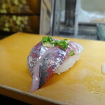 Sakaezushi - 地魚寿し：鯵2貫