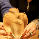 餃子とスパークリング バブルス - こぼれスパークリングで乾杯♪