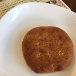 ライ麦ハウスベーカリー - リエスカ。食感は軽めで香ばしい。よくオープンサンドイッチにしてたのってこれかしらん。