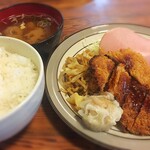 Resutoran Kadoya - 日替りランチ  ¥680
                        チキンカツにエビカツ、焼売や焼きそばが乗ります。