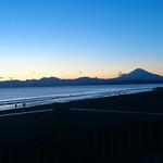 江ノ島らぁ麺 片瀬商店 - 透き通る湘南の冬の空。右側には富士山。