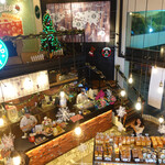 Teddy Bread Bakery - ２F から見る１F 店内