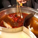 ファイヤーホール4000 - ”麻辣湯スープ”、”肉骨茶スープ”、”酸白湯スープ” の3種類のスープ