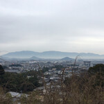 Imanishi Shuzou - 大神神社横の展望台から東に広がる奈良盆地を眺めました。大和三山が見えます。