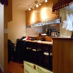 SITAL - カウンター席は店員の私物置き場に…