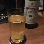 バー ゴヤ - 冷やしたラフロイグでハイボール これめっちゃおいしかった。色からして濃いめだけど口当たり柔らかくてするする飲めちゃうやつ。