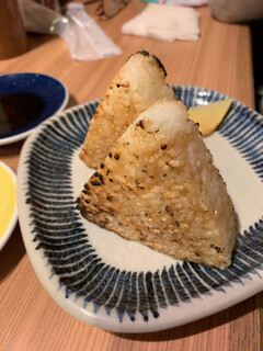 Aki yoshi - ﾜﾀｼが食べた訳では無いけど焼きおにぎり。やけに三角じゃない？？とどーでもいいことで爆笑!!なぜなら酔ってたので
                        （笑）