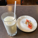 ボンボレ - アイスミルク 360円税込み 子菓子付き