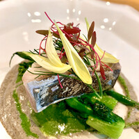 ル レストラン - 鰆の低温調理。マッシュルームとほうれん草のソース。
                      インゲン、菜の花、ブロッコリーを添えて