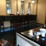 囲炉裏茶寮　八里 - 今日の店内。珍しくテーブル席になりました。