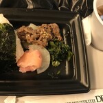 KOBE BIFUTEKITEI DELI - 熟成和牛焼肉入りおむすびセット300円
                        温かい豚汁付！